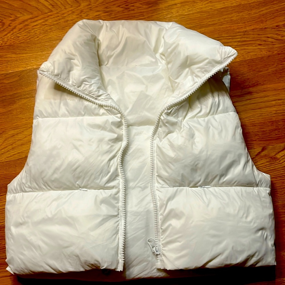 I’m selling this beautiful hardly weared white puffer vest.